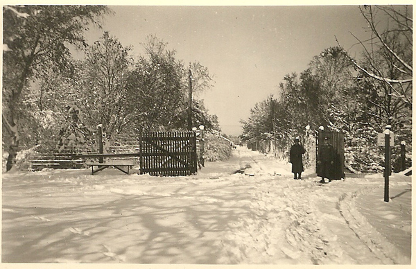 brama wjazdowa na teren "Pocisku" Marzec 1942